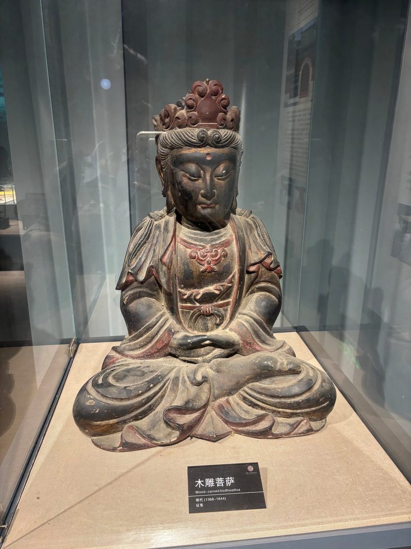 明代木雕菩萨，低眉垂目，衣纹流畅